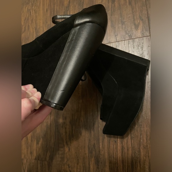 Black peep toe suede wedges by Halston Size 8 Like New - Picture 6 of 6